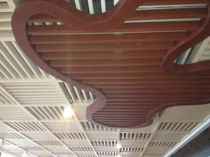 木纹铝方通吊顶价格如何计算 找铝方通厂家普斯特的专业指南